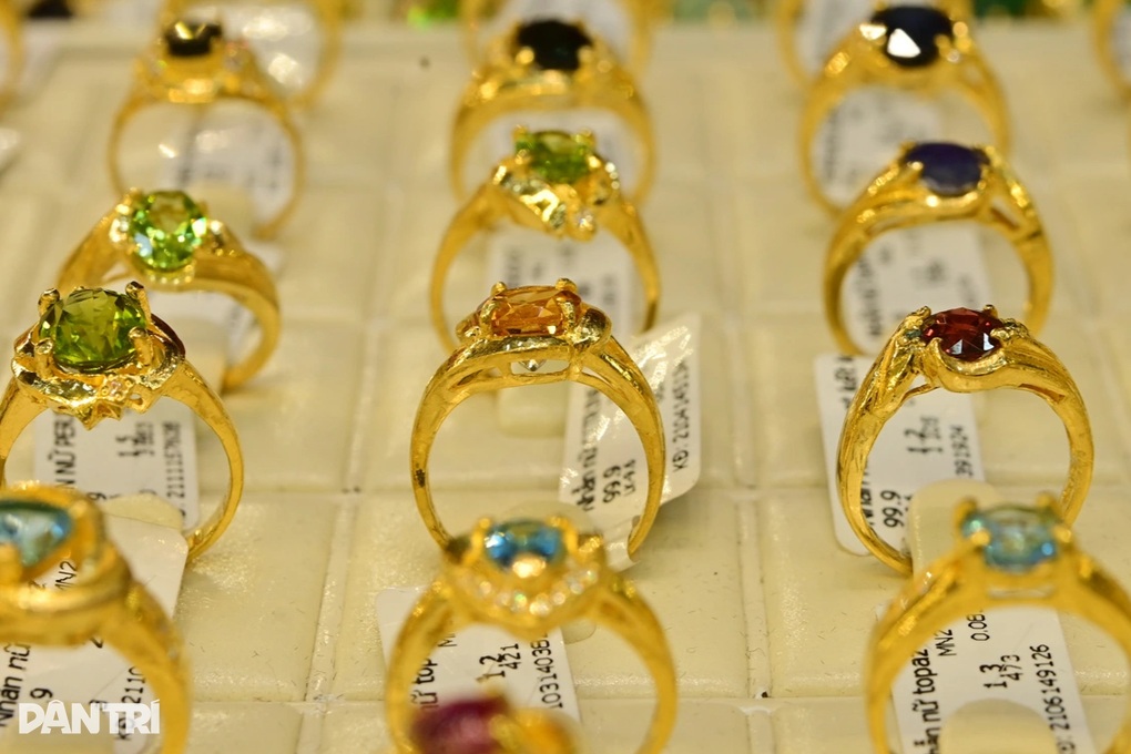 Giá vàng miếng giảm bất chấp giá vàng thế giới tăng - 1