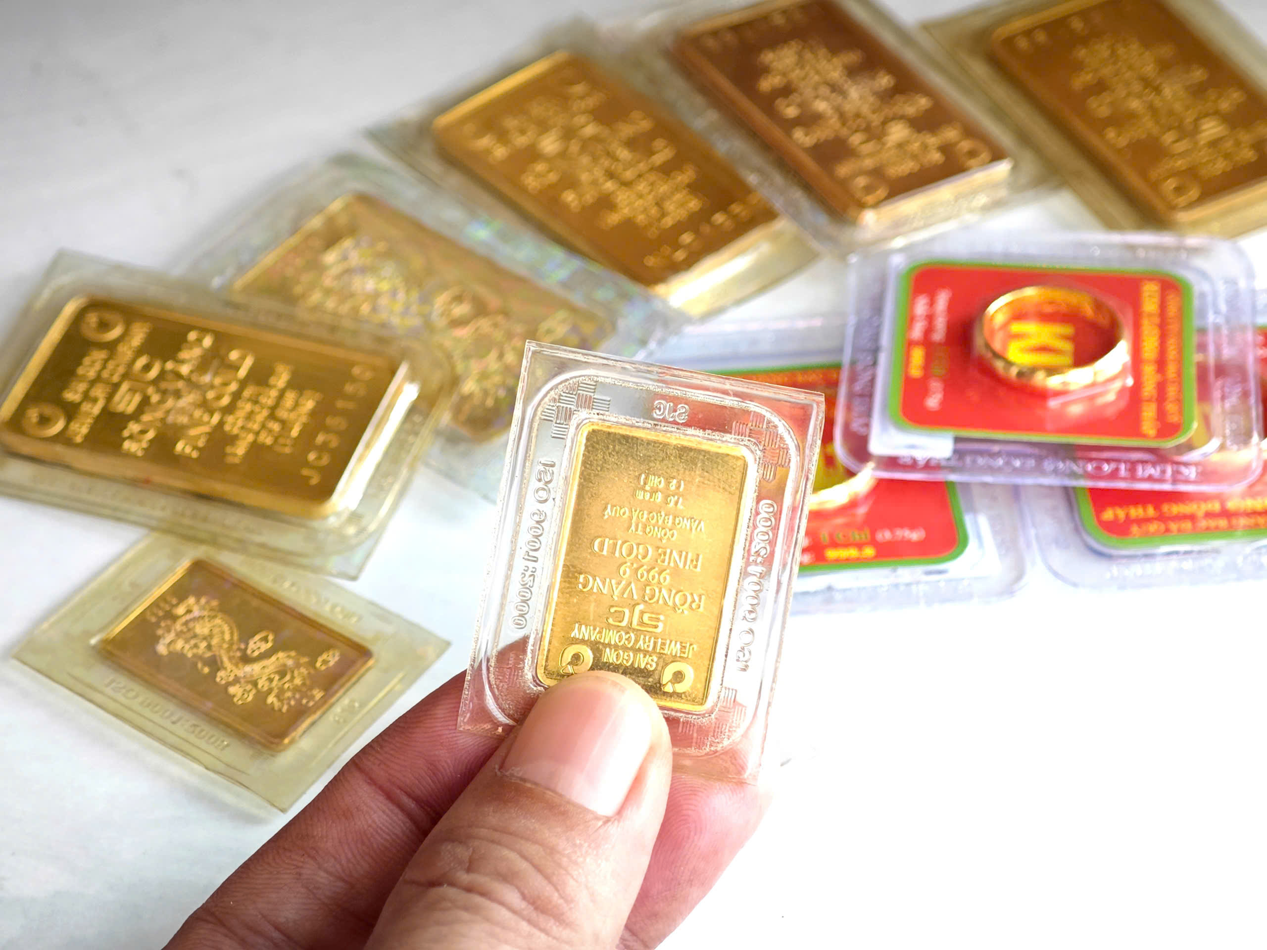 Giá vàng thế giới phá kỷ lục - Ảnh 1.