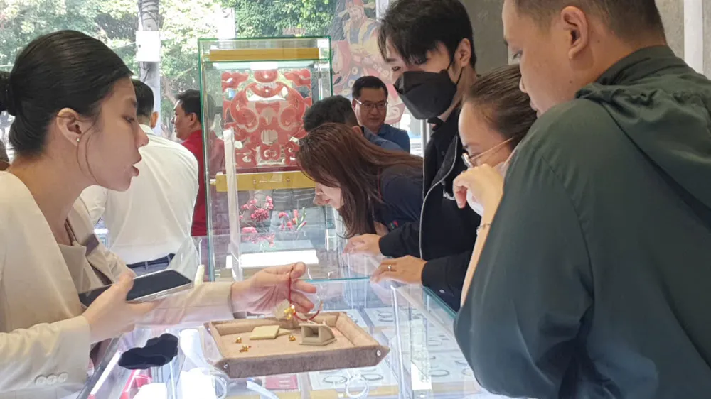 Khách hàng mua vàng từ đầu năm đến nay đã kiếm lời được 70 triệu đồng mỗi lượng. Ảnh: T.L gia-vang.jpg