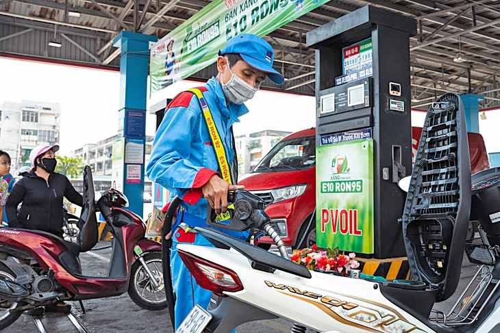 Giá xăng lao dốc liên tục trong hai tháng về dưới mức 19.000 đồng/lít - Ảnh 1. Giá xăng lao dốc liên tục trong hai tháng về dưới mức 19.000 đồng/lít - Ảnh 1.