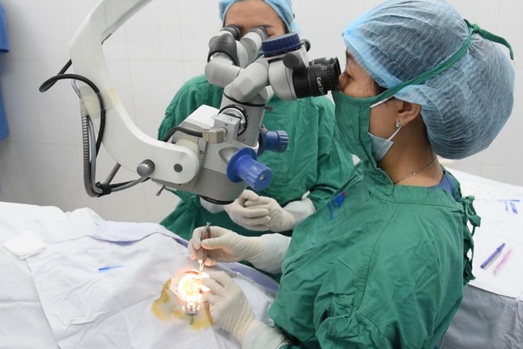 Giác mạc từ Nepal xuyên biên giới mang lại ánh sáng cho 12 bệnh nhân Việt - 1