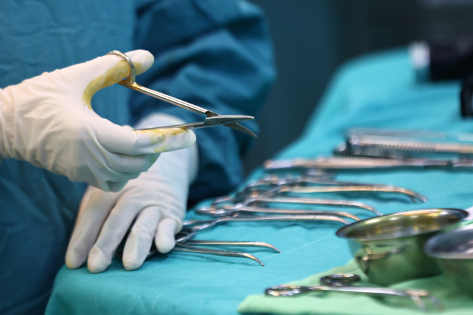 Nhân viên y tế thực hiện ca phẫu thuật cho bệnh nhân. Ảnh: Quỳnh Trần