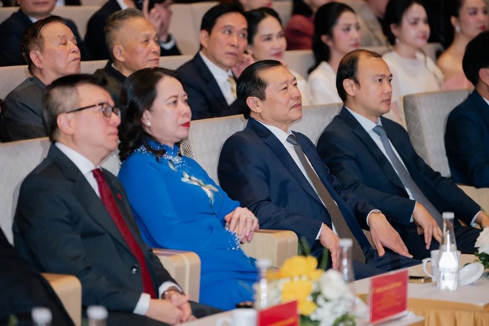 Các đại biểu tham dự Gala trao Giải thưởng Hành động vì Cộng đồng 2025. Ảnh: Báo Nhân dân. giai-thuong-hanh-dong-vi-cong-dong-2025-vinh-danh-cac-du-an-kien-tri-phuc-su-2.jpg