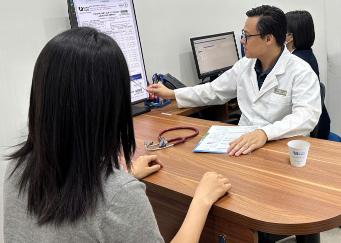 Tiến sĩ Ngọc tư vấn cho chị Thanh. Ảnh: Bệnh viện Đa khoa Tâm Anh