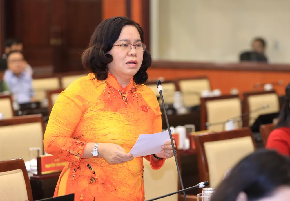 Đại biểu Trần Minh Xuân nêu ý kiến. Ảnh: NGUYỆT NHI Giám đốc Sở Xây dựng TP.HCM nói về giải pháp giảm ùn tắc ở cửa ngõ-ùn-tắc-tphcm (3).jpg