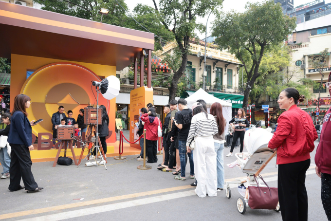 Gian hàng của ngân hàng tại Vietnam Happy Fest 2025 thu hút đông đảo người dân và du khách đến tham quan. Ảnh: LPBank