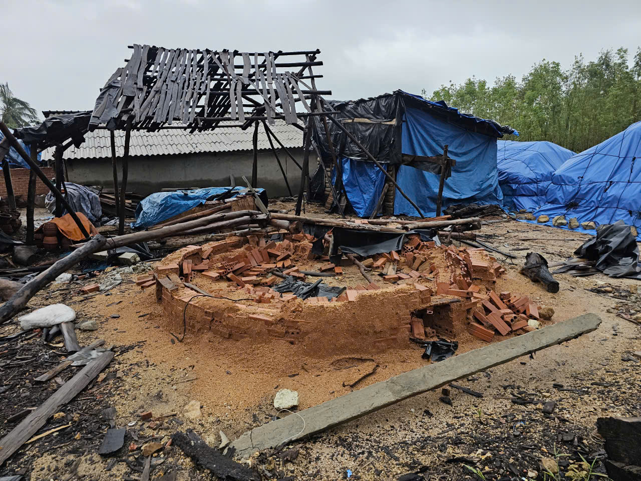 Gian nan nghề muối sau bão lũ - Ảnh 1. Gian nan nghề muối sau bão lũ - Ảnh 1.