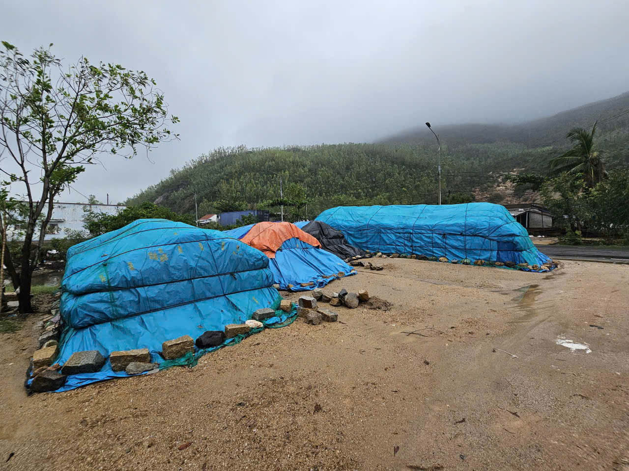 Gian nan nghề muối sau bão lũ 1 Gian nan nghề muối sau bão lũ - Ảnh 5.