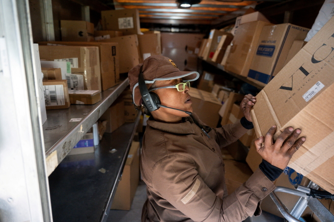 Tài xế giao hàng UPS tại Beverly ở Chicago, Illinois, Mỹ ngày 18/12/2024. Ảnh: