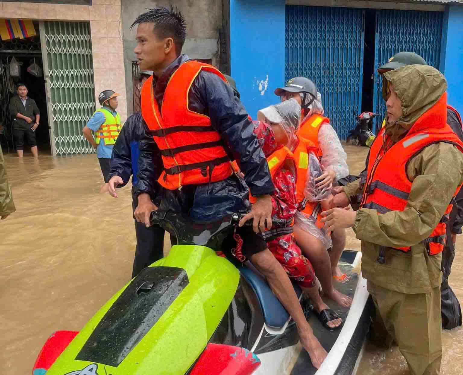 Giao lưu cùng người liều mình cứu dân trong lũ dữ- Ảnh 1. Giao lưu cùng người liều mình cứu dân trong lũ dữ- Ảnh 1.