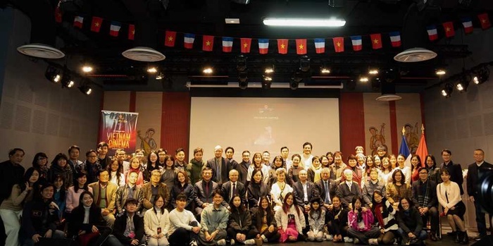 Giao lưu đoàn làm phim Việt Nam tại Pháp thu hút đông đảo khán giả, lan tỏa mạnh mẽ hành trình điện ảnh Việt tại châu Âu 1 Giao lưu đoàn làm phim Việt Nam tại Pháp thu hút đông đảo khán giả, lan tỏa mạnh mẽ hành trình điện ảnh Việt tại châu Âu