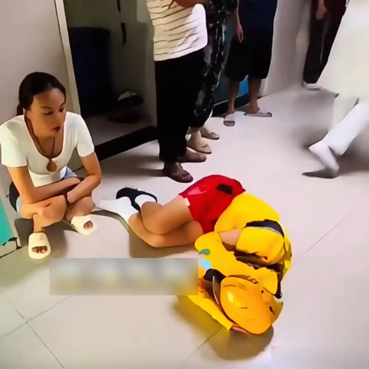 Giao nhầm đơn, shipper nằm khóc lăn lộn trên sàn nhưng dân mạng lại chỉ trích khách đặt đồ ăn- Ảnh 1. Giao nhầm đơn, shipper nằm khóc lăn lộn trên sàn nhưng dân mạng lại chỉ trích khách đặt đồ ăn- Ảnh 1.