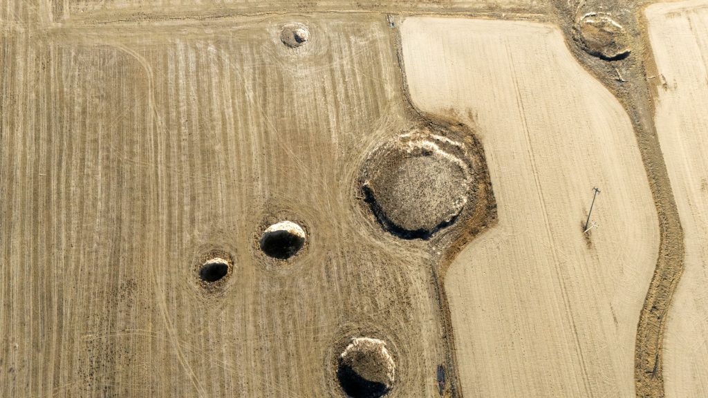 Hàng trăm 'hố tử thần' mọc lên giữa đồng, nông dân hốt hoảng: Giáo sư hé lộ nguyên nhân từ những năm 2000- Ảnh 1. Hàng trăm 'hố tử thần' mọc lên giữa đồng, nông dân hốt hoảng: Giáo sư hé lộ nguyên nhân từ những năm 2000- Ảnh 1.