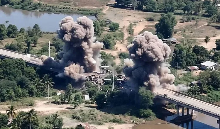 Cây cầu ở huyện Veal Veng, tỉnh Pursat (Campuchia) bị phá huỷ vào chiều 13-12. Ảnh: KHMER TIMES campuchia thái lan biên giới.jpg