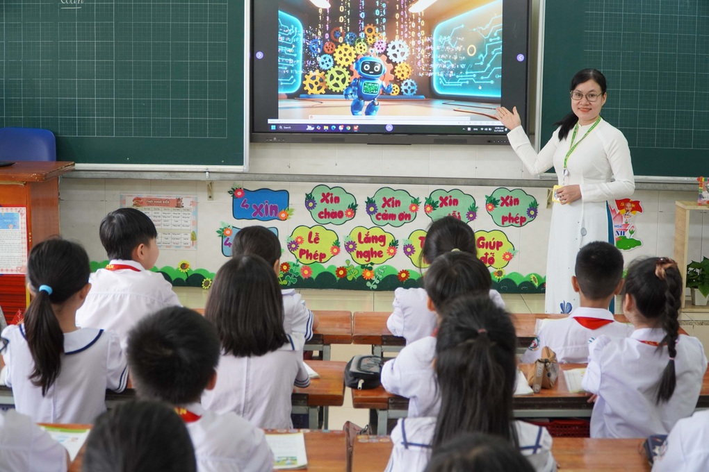 Giáo viên phải có chứng chỉ ngoại ngữ, tin học khi xét thăng hạng? - 1