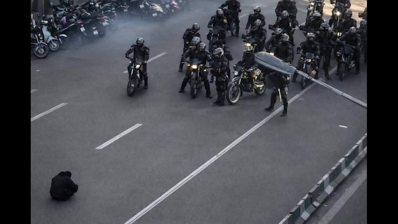 Giây phút người biểu tình Iran ngồi giữa đường chặn đoàn xe cảnh sát