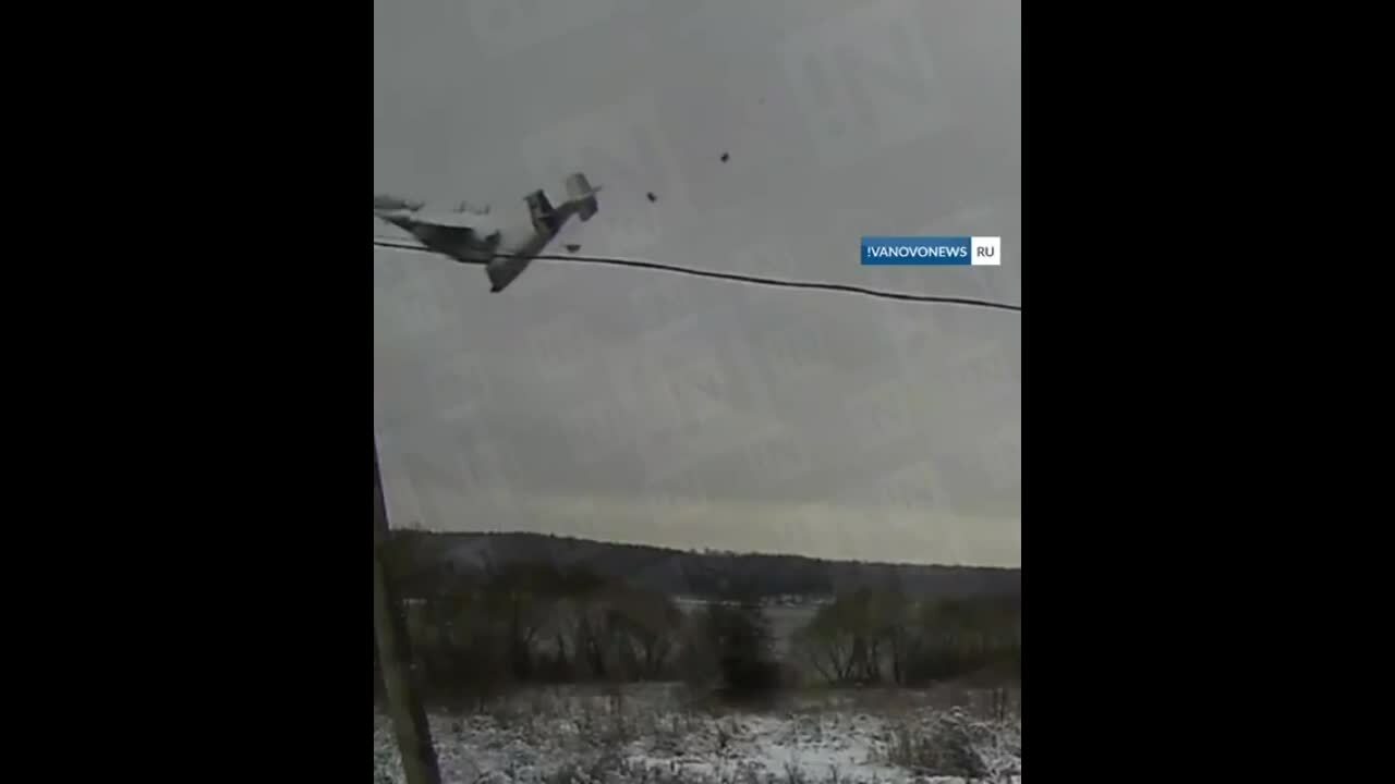 Giây phút vận tải cơ quân sự Nga gãy rời trên không