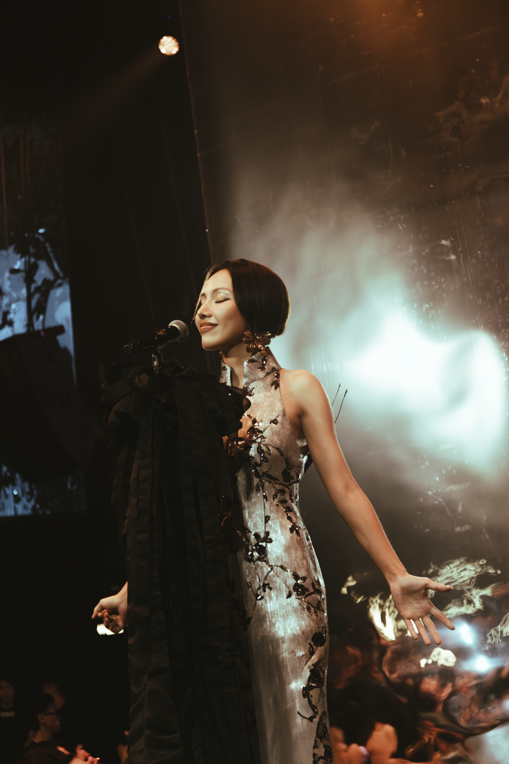 Gigi Hương Giang được Hà Hồ ủng hộ tại The Records 5 1 - Tin sao Viet - Tin tuc sao Viet - Scandal sao Viet - Tin tuc cua Sao - Tin cua Sao