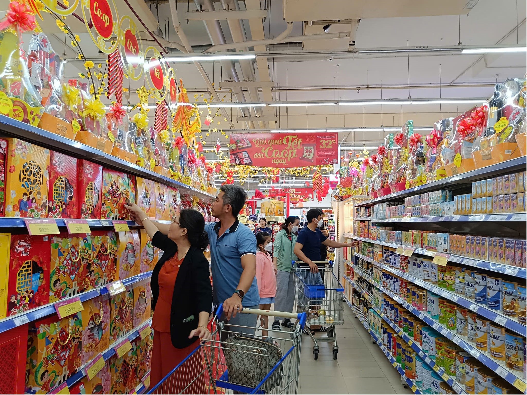 Giỏ quà Tết giá chỉ từ 99.000 đồng, chiết khấu đến 32% hỗ trợ người tiêu dùng- Ảnh 1.