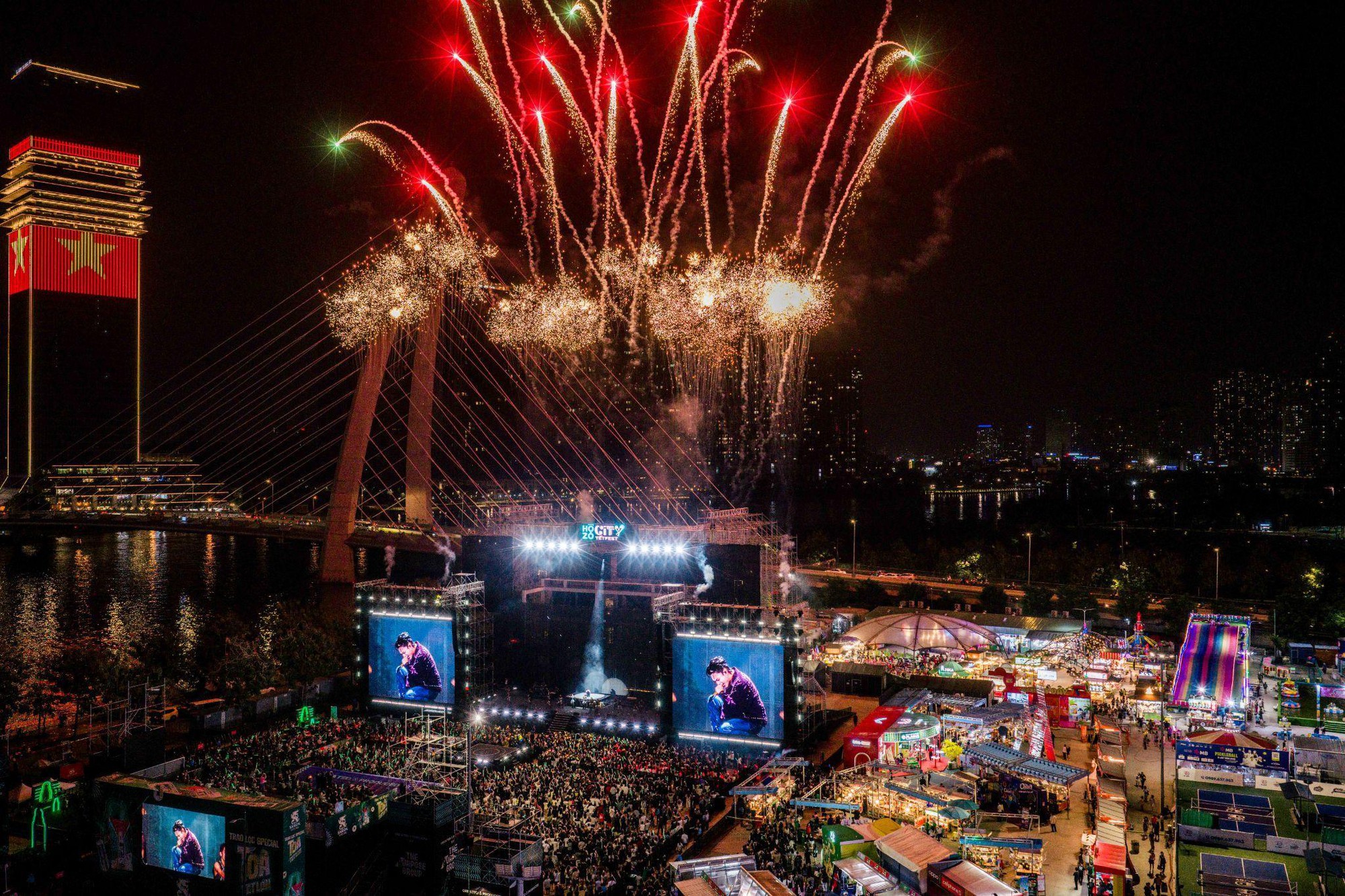 Đón Countdown kiểu “đa trải nghiệm”: Giới trẻ xếp hàng dài tại Công viên Bờ sông Sài Gòn- Ảnh 1.