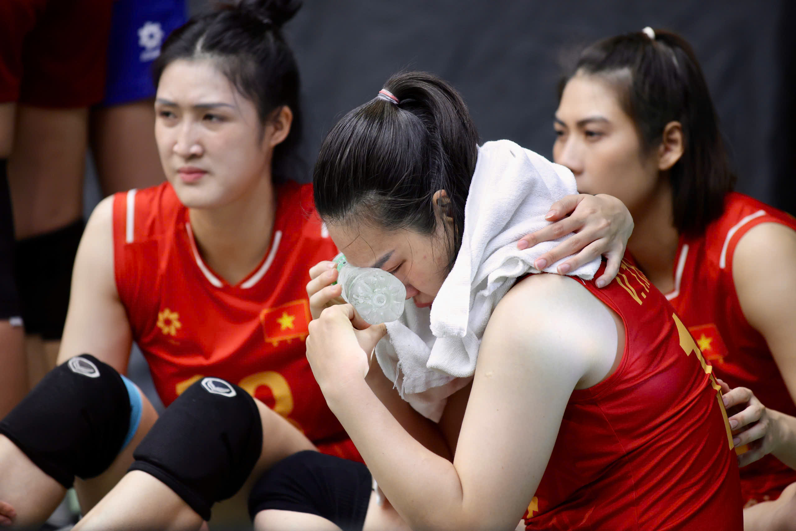 Giọt nước mắt của những cô gái quả cảm tại SEA Games 33 - Ảnh 2.