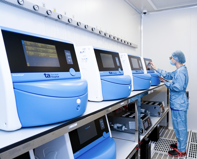 Hệ thống tủ nuôi cấy phôi trang bị camera quan sát liên tục và tích hợp phần mềm trí tuệ nhân tạo (AI). Ảnh: Thanh Luận