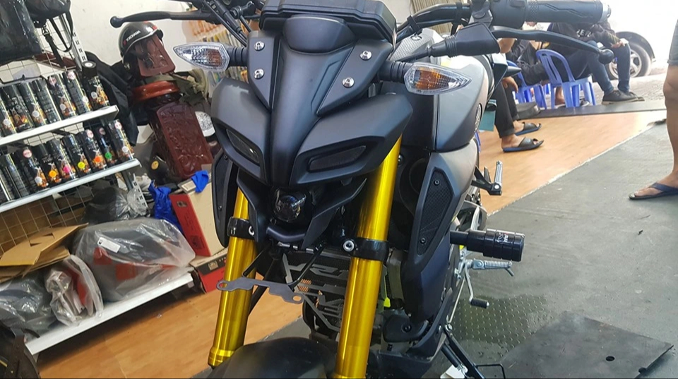 Gù chống đổ có bảo vệ được dàn áo mô tô, xe máy? - Ảnh 1.