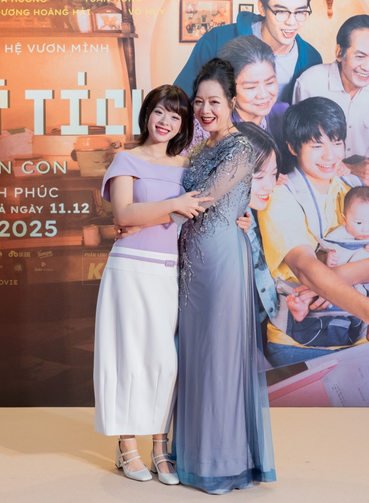 Hồng Khanh và mẹ - diễn viên Chiều Xuân - đến buổi họp báo ra mắt phim Thế hệ kỳ tích (tên cũ: Bà đừng buồn con) của đạo diễn Hoàng Nam, tối 10/12 ở Hà Nội. Cô diện đầm trễ vai màu tím oải hương kết hợp tông trắng của nhà thiết kế Xuân Lê, phối giày Mary Jane. Trong phim, Hồng Khanh đóng nữ chính, cô hàng xóm tốt bụng của sinh viên Tiến có hoàn cảnh khó khăn.