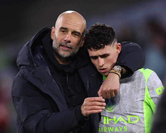 HLV Pep Guardiola chia vui cùng Phil Foden sau trận Man City thắng Crystal Palace 3-0 ở vòng 16 Ngoại hạng Anh trên sân Selhurst Park, London, Anh ngày 14/12/2025. Ảnh: Reuters