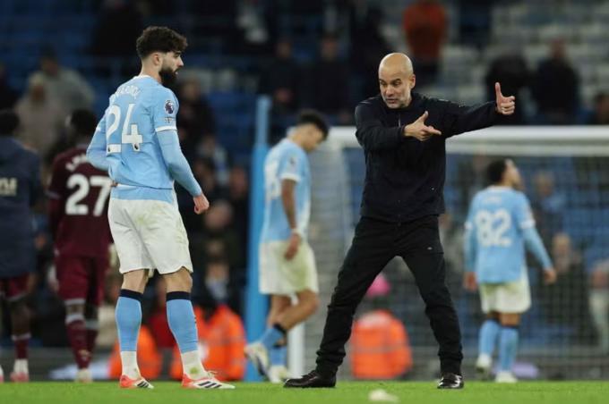 HLV Pep Guardiola nhắc nhở Josko Gvardiol sau trận Man City thắng West Ham 3-0 ở vòng 17 Ngoại hạng Anh trên sân Etihad, Manchester, Anh ngày 20/12/2025. Ảnh: Reuters