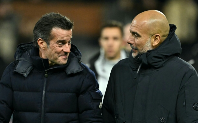 HLV Pep Guardiola (phải) trò chuyện với Marco Silva sau trận Man City thắng Fulham 5-4 trên sân Craven Cottage, London ở vòng 14 Ngoại hạng Anh ngày 2/12. Ảnh: AFP