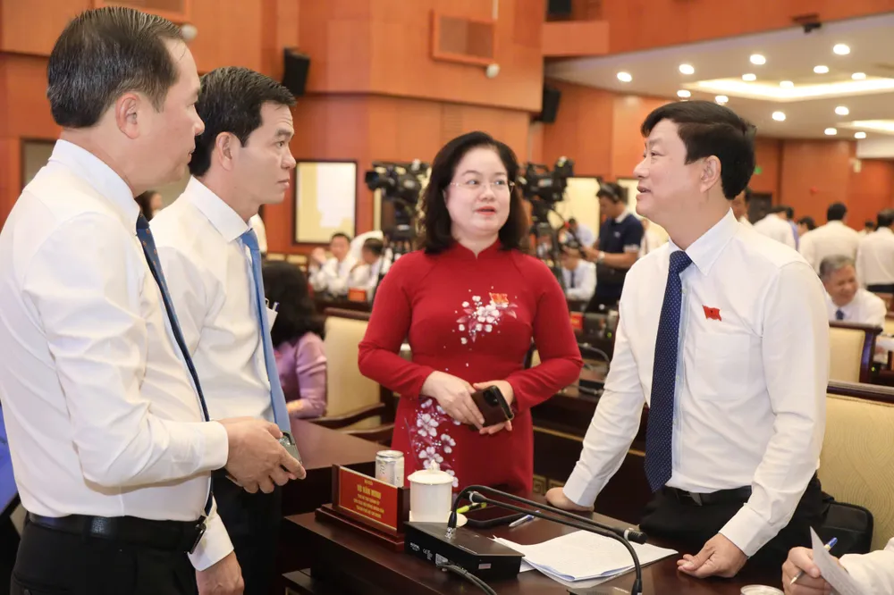 Chủ tịch HĐND TP.HCM Võ Văn Minh trao đổi với các đại biểu trước phiên khai mạc. Ảnh: NGUYỆT NHI hdnd-tp.hcm-3.jpg