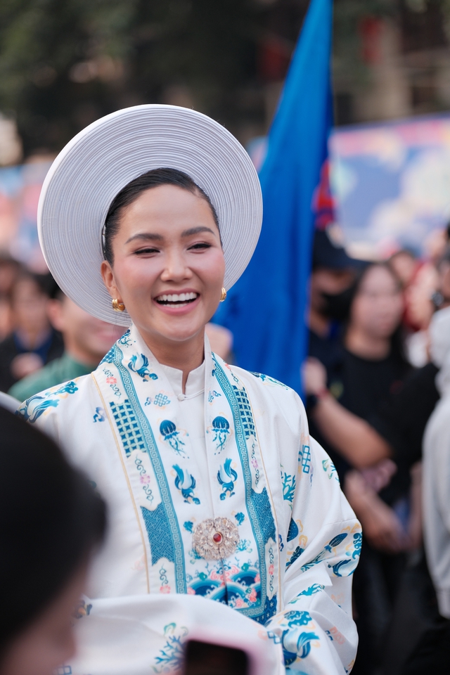 H’Hen Niê, con gái Quyền Linhtái hiện vẻ đẹp cổ phục Việt trong 'Bách Hoa hỷ sự' - Ảnh 1.