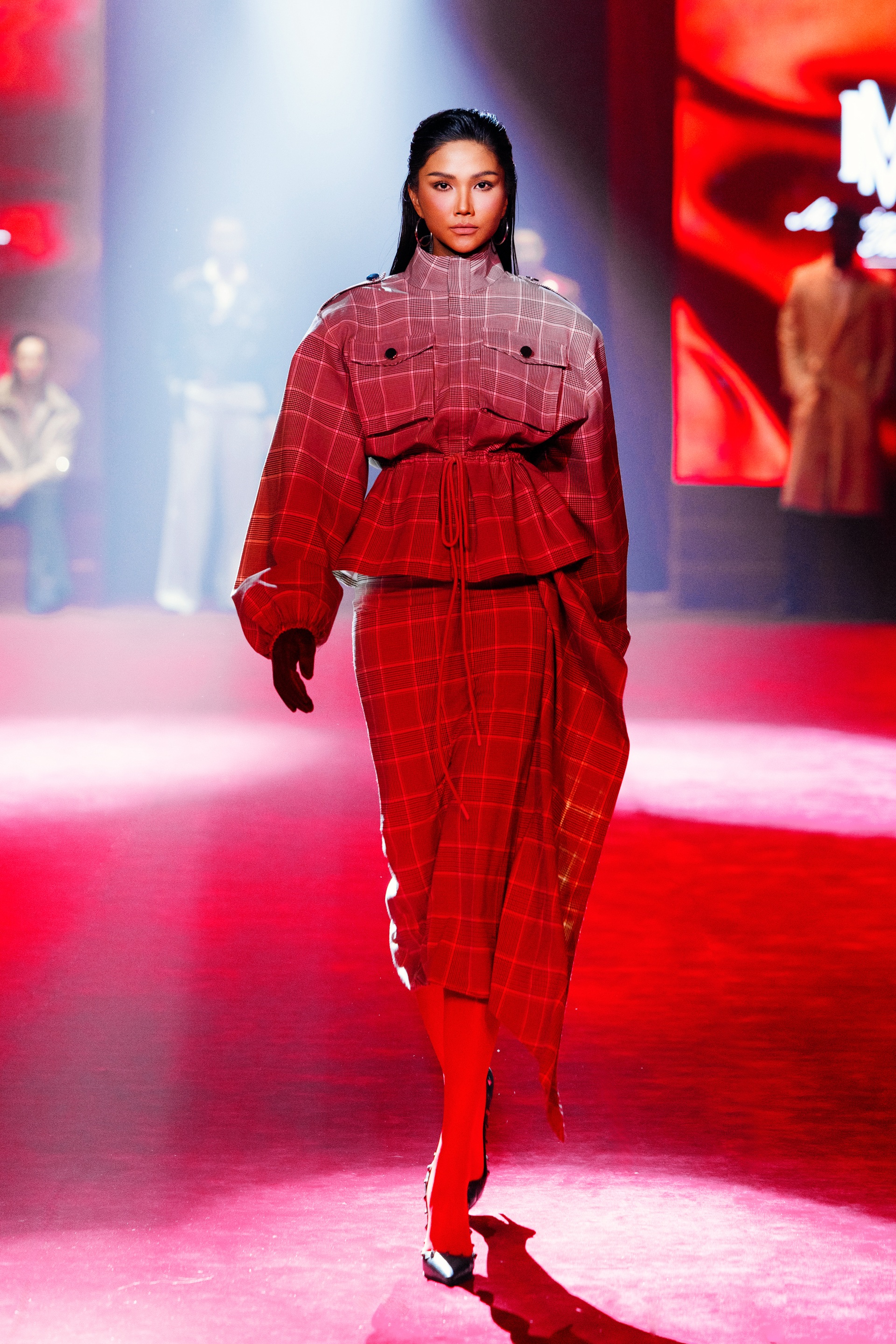 HHen Niê tái xuất sàn diễn, nhan sắc mẹ bỉm sữa gây chú ý - 1 HHen Niê tái xuất sàn diễn, nhan sắc mẹ bỉm sữa gây chú ý - 1