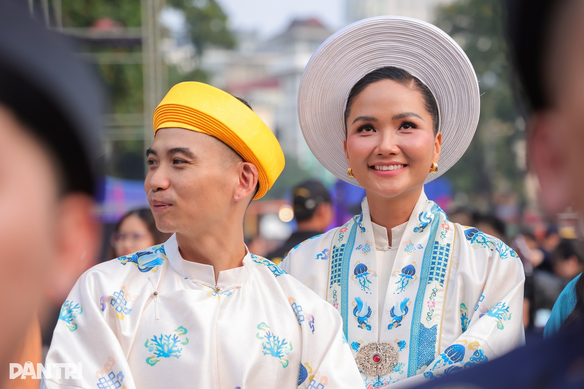 HHen Niê và chồng mặc cổ phục, tình tứ bên nhau trên phố đi bộ Hồ Gươm - 1 HHen Niê và chồng mặc cổ phục, tình tứ bên nhau trên phố đi bộ Hồ Gươm - 1