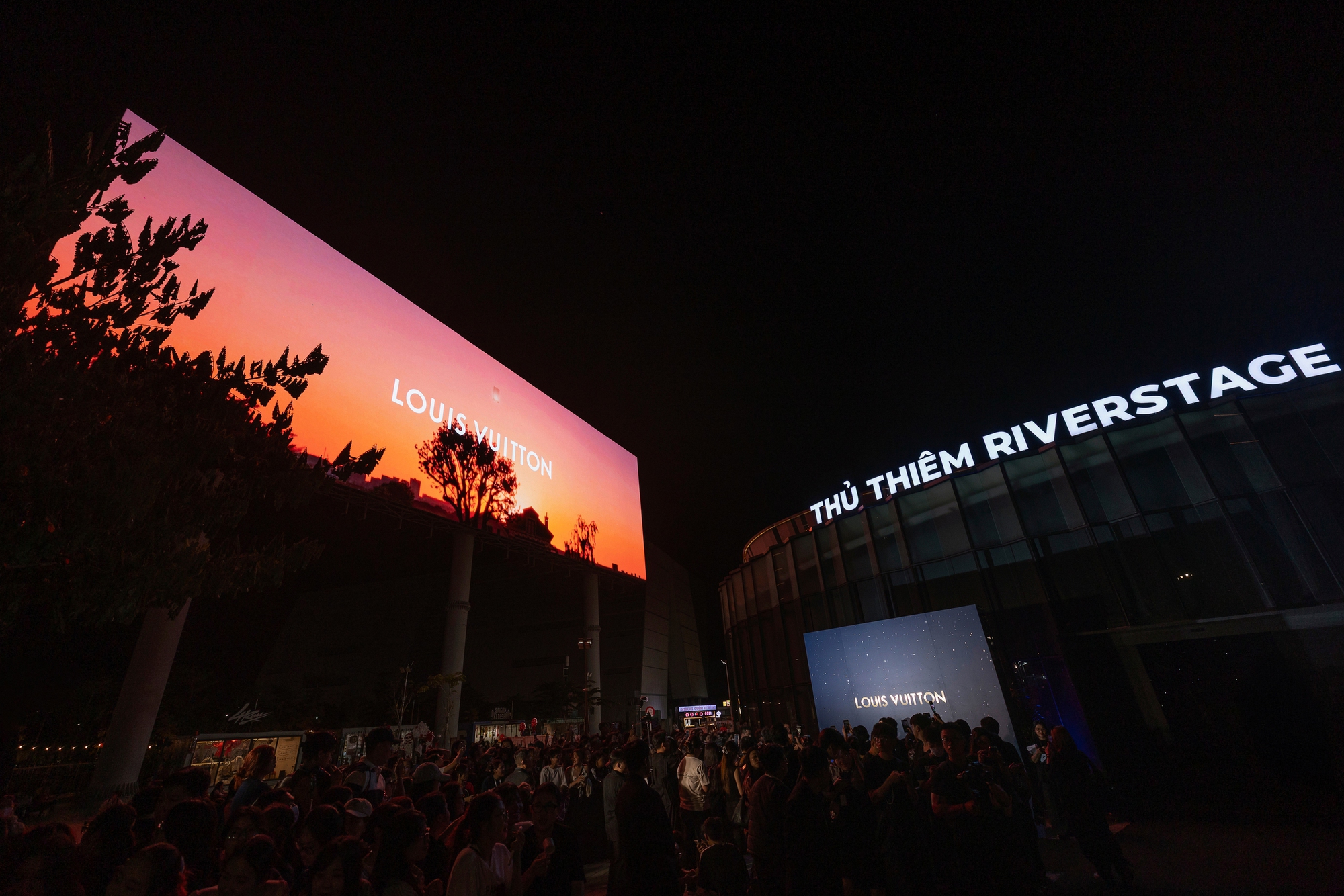 Loạt ảnh chưa được công bố bên trong siêu sự kiện Louis Vuitton: HIEUTHUHAI hát quá tình và tương tác hiếm có của dàn sao xịn- Ảnh 1.