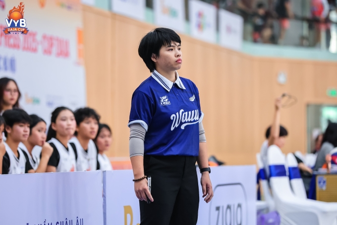 HLV Vũ Quỳnh Thu theo dõi học trò thi đấu tại chung kết Giải bóng rổ trẻ VnExpress 2025 - Cup Ziaja Ảnh: VYB