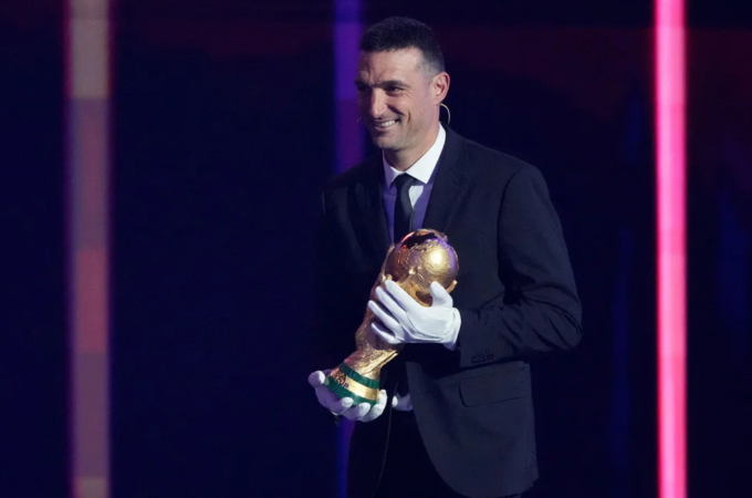 HLV Lionel Scaloni đưa Cup vàng lên sân khấu trong lễ bốc thăm World Cup 2026 tại Trung tâm Nghệ thuật Biểu diễn John F. Kennedy, Washington D.C., Mỹ, ngày 5/12/2025. Ảnh: Reuters
