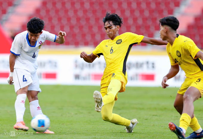 Malaysia (áo vàng) thắng Lào 4-1 ở lượt ra quân bảng B bóng đá nam SEA Games 33, trên sân Rajamangala ở Bangkok, Thái Lan ngày 6/12/2025. Ảnh: Đức Đồng