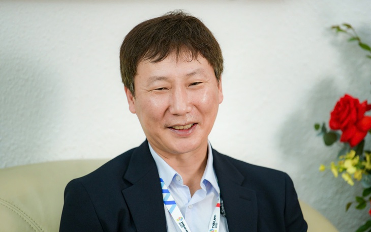 HLV Kim Sang Sik và tấm huy chương vàng biểu tượng - Ảnh 1.