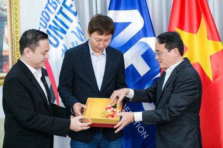 HLV Kim Sang Sik - Ảnh 1.