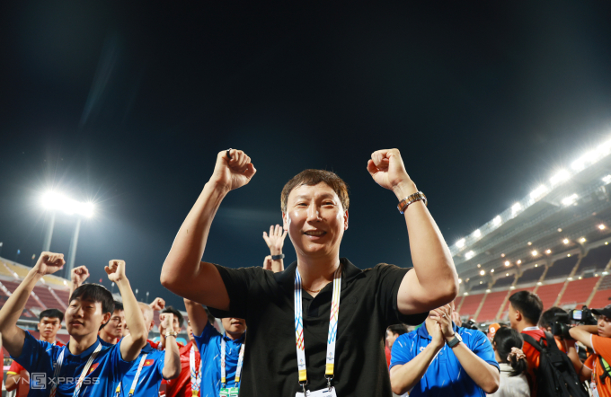 HLV Kim Sang-sik mừng sau khi cùng Việt Nam thắng Thái Lan 3-2 ở chung kết bóng đá nam SEA Games 33, trên sân Rajamangala ở Bangkok, Thái Lan, tối 18/12/2025. Ảnh: Đức Đồng