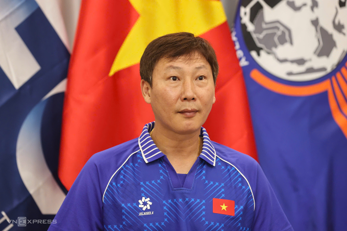 HLV Kim Sang-sik trong cuộc họp báo tại trụ sở VFF, Mỹ Đình, Hà Nội sáng 22/12. Ảnh: Sơn Tùng