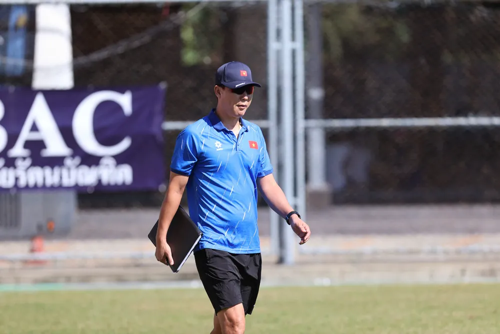 hlv-kim-sang-sik-tran-thua-malaysia-0-4-giup-cau-thu-tre-viet-nam-manh-me-hon (2).jpg