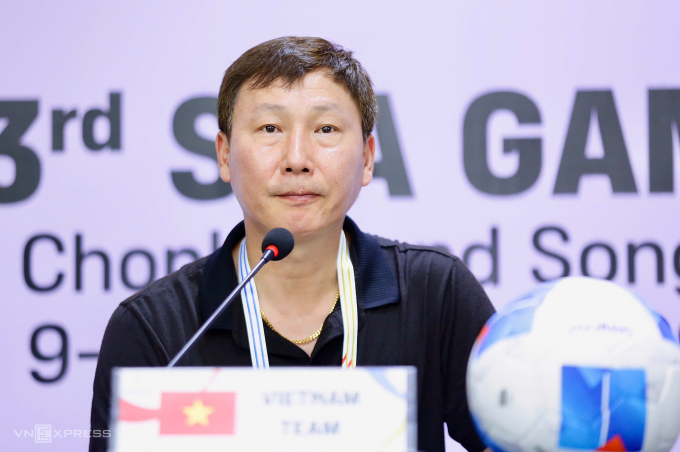 HLV Kim Sang-sik dự họp báo sau trận Lào - Việt Nam trên sân Rajamangala, Bangkok ở lượt đầu bảng B môn bóng đá nam SEA Games 33 chiều 3/12. Ảnh: Đức Đồng