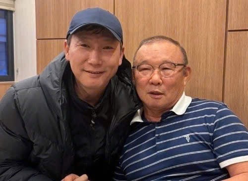 HLV Kim Sang-sik dùng từ 'vĩ đại' để ca ngợi nhân vật đã thành huyền thoại tại Việt Nam- Ảnh 1.