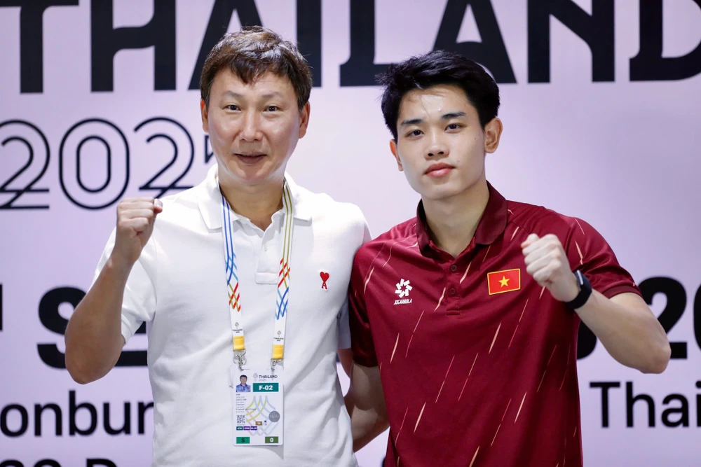 Thầy Kim và tiền đạo Đình Bắc khao khát giành vàng SEA Games 33. Ảnh: CCT. hlv-kim-sang-sik-noi-loi-gan-ruot-cho-tran-chung-ket-voi-thai-lan (1).jpg
