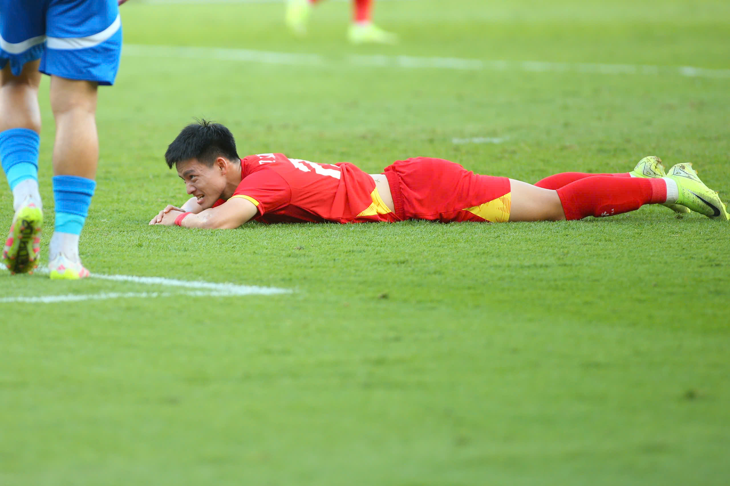 HLV Kim Sang-sik ‘nén’ Thanh Nhàn như lò xo, tuyệt chiêu tâm lý và cái kết cực bất ngờ...- Ảnh 3. HLV Kim Sang-sik ‘nén’ Thanh Nhàn như lò xo, tuyệt chiêu tâm lý và cái kết cực bất ngờ...- Ảnh 3.