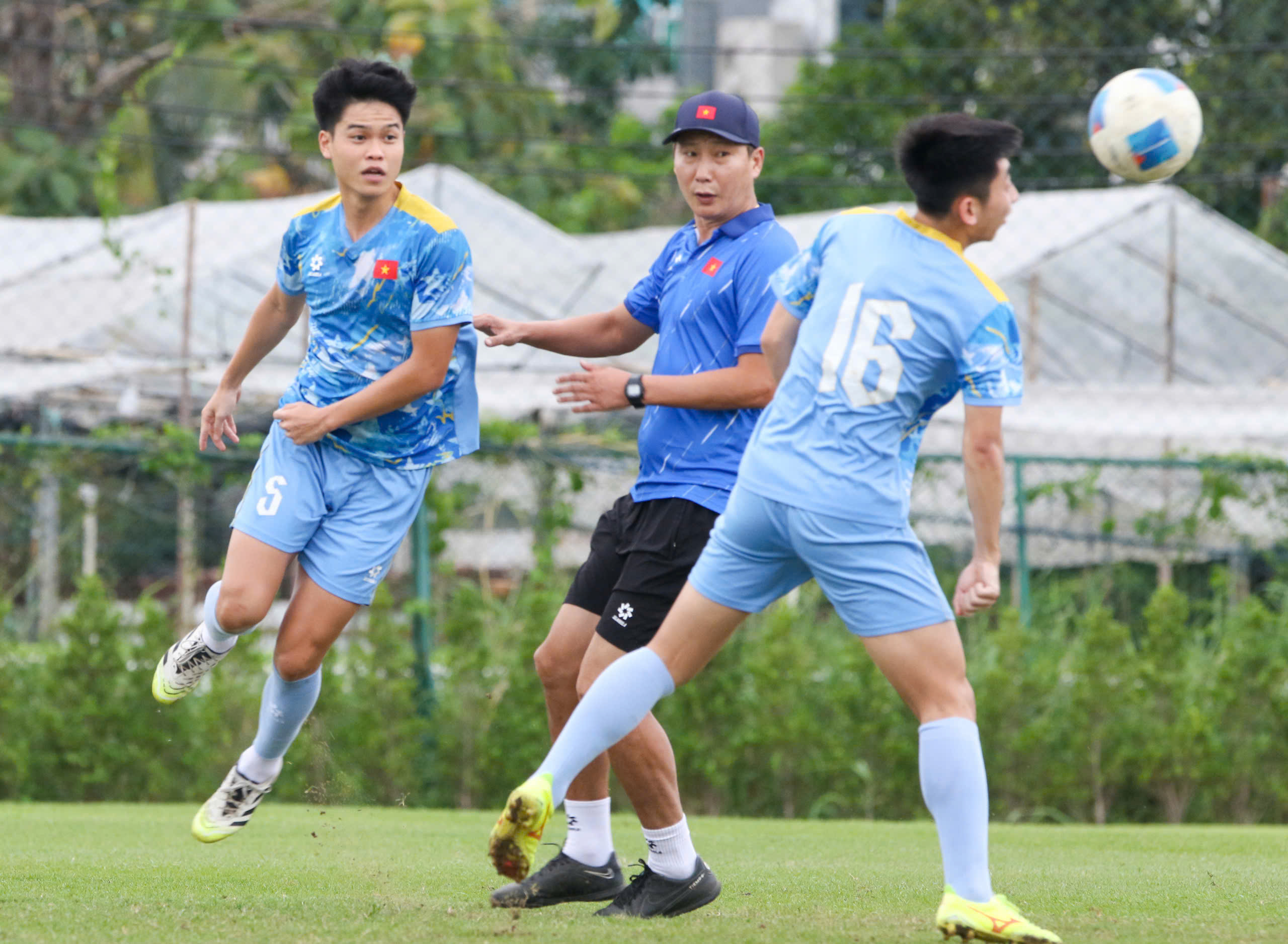 HLV Kim trổ tài 'đá ma' cực hay, U.23 Việt Nam hào hứng chờ bán kết thắng Philippines- Ảnh 1. HLV Kim trổ tài 'đá ma' cực hay, U.23 Việt Nam hào hứng chờ bán kết thắng Philippines- Ảnh 1.