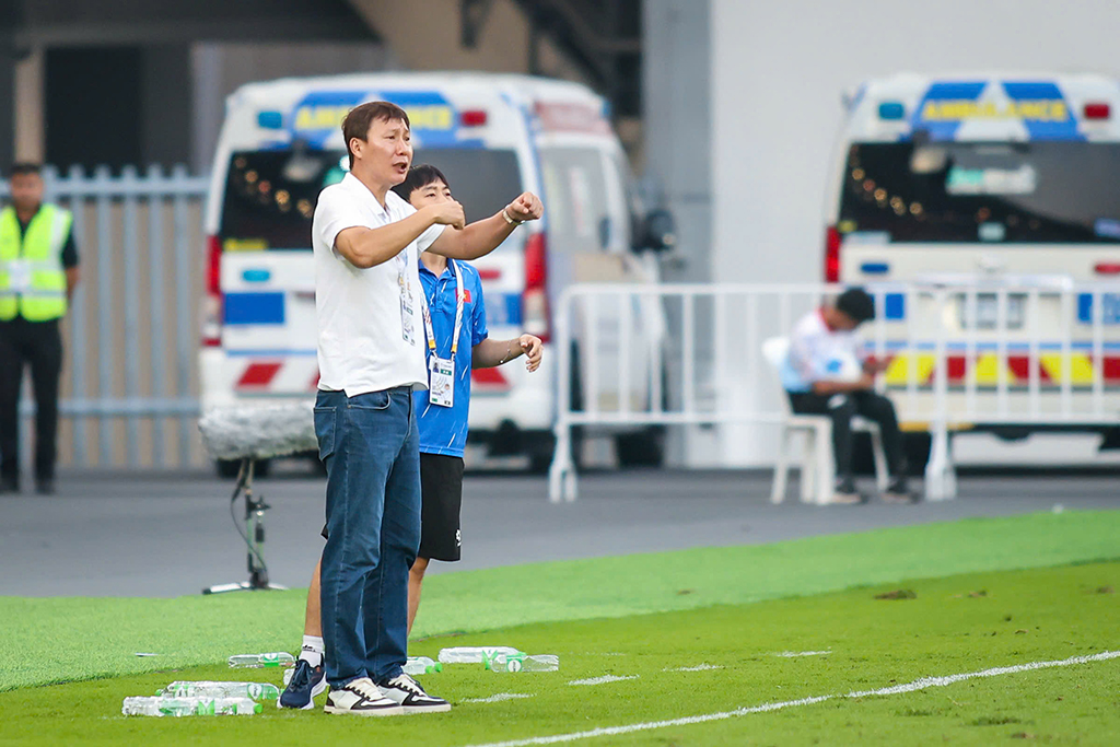 HLV Mai Đức Chung và ông Kim Sang-sik cùng mong 2 đội đoạt HCV SEA Games 33- Ảnh 1. HLV Mai Đức Chung và ông Kim Sang-sik cùng mong 2 đội đoạt HCV SEA Games 33- Ảnh 1.